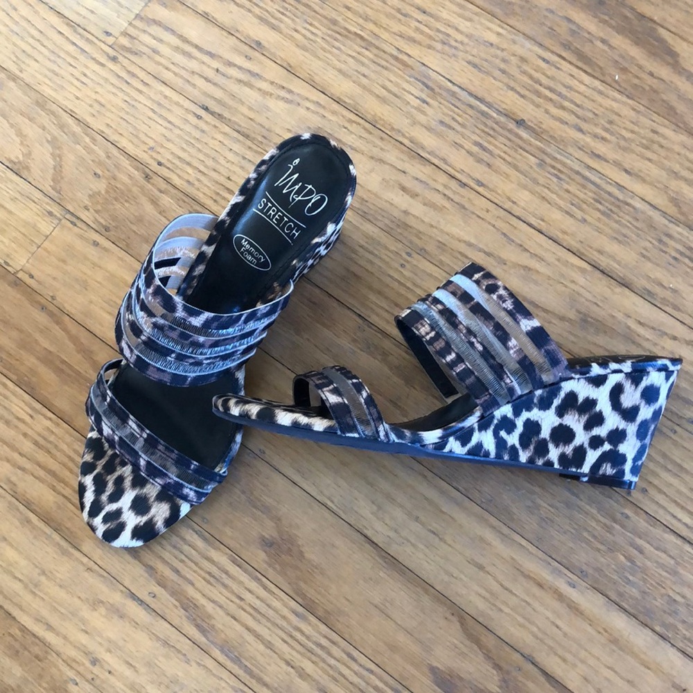 Woman’s wedge stretch with monkey foam worn once